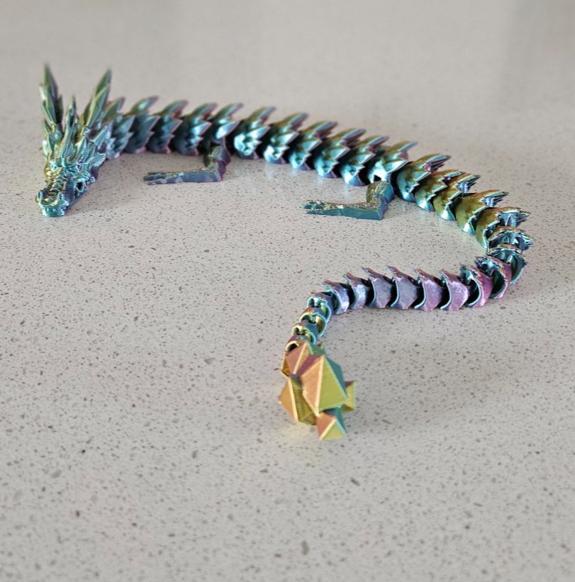 Dragão longo com cauda de cristal