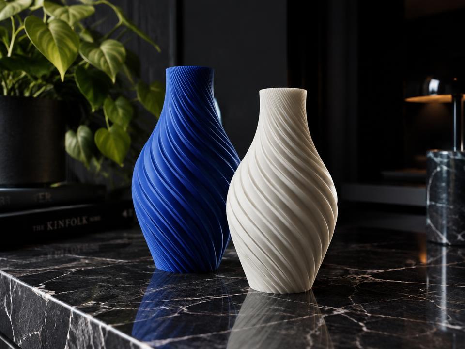 Vasos espirais azul e creme impressos em 3D